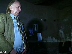 Lihat cewek dreadlock alami imut ini hadapi interogasi intens dengan bondage dan tamparan!