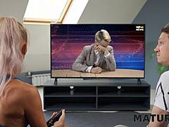 Wow, denne modne cougar var ensom til han stappet enorme pikken i munnen hennes for å roe henne ned 😏 Store pupper milf-action!