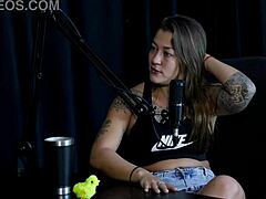 किडी बेंगाला के साथ सी थ्रू लिंगरी इंटरव्यू में नग्रावारिया नहीं। सुंदर टैटूड अस शियर रेड में पब्लिक कास्टिंग में चमकती है।