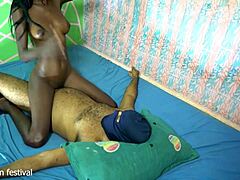 Smala ebony-modellen rider vilt stor afrikansk kuk