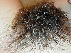 毛むくじゃらの茂みと超毛むくじゃらマンコの水中浴フェティッシュビデオ