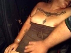 Amadora mexicana tatuada puta fica excitada e sexy com ação pública na buceta no uber