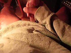 Lelaki Panas Ber Sweater Dan Boxers Goda Kote Besar Berotot Dengan Erangan Kuat