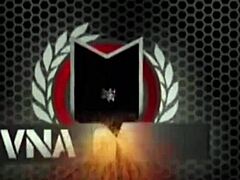 קוגר שמנה עם תחת ענק סארה ג'יי רוכבת על סטרפ-און של אנג'לינה קסטרו