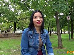 19-jarige Filipijnse tiener 18+ Susan wacht gretig op haar harde neuk sessie met doggystyle en blowjob