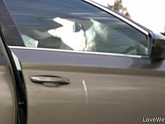 Sally's wilde pissing scène buiten heeft me zo snel verslaafd