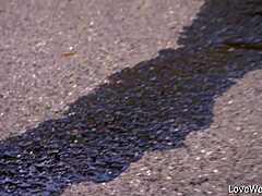 サリーのワイルドなおしっこシーン野外で一瞬でハマった