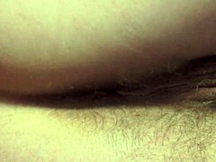 Hej miláčik, poď olízať môj chutný chlpatý zadok v pančuchách, keď sa ohnem sama 😘