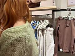 Novia pelirroja amateur chupa y folla polla grande públicamente en el centro comercial