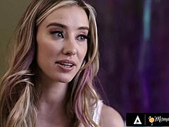 Ουάου, η κόκκινη Sabina Rouge και η μικρή Haley Reed κάνουν ομάδα με θετόμαμά Penny Barber για λεσβιακό κάθισμα στο πρόσωπο και βουτιά στη μούφα! 👩‍❤️‍💋‍👩🔥