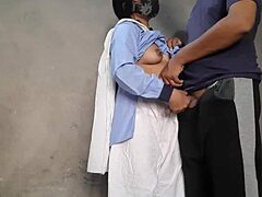 Iubitorii indieni din școală explorează sexul cu profesoara adolescentă 18+ cu futut anal în poziția cățeluș, aplecată, în uniformă școlăriță 18+ MMS