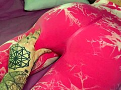 Ее тугую жопу разрушает его большой хуй