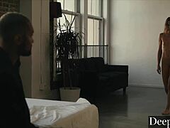 Ντροπαλή έφηβη χωρίς τατουάζ εξερευνά σόλο