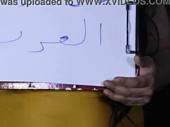 Som za tou kurvou, ktorá miluje lízať piču!