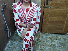 Fiul vitreg hindi adolescent se furișează la mămica vitregă schimbându-se pentru vorbe murdare și călărie în doggy