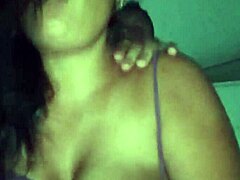 Follo a madrastra latina sumisa Alydenalioficial a perrito en culo con dedos. Se dobla para mamada enorme