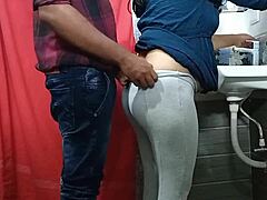 il capo scopa rudemente la segretaria nel bagno dell'ufficio a pecorina sul ranch con roleplay telecamera nascosta.