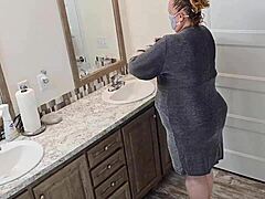 رئيسة أنثى بمؤخرة كبيرة تحصل على أكل كسها من الحارس