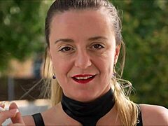 Denise Klarskov visí s kamarátkou v USA, skúma fetiš fajčenia neformálne. Ide o zábavu tam.