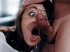 Rdečelaska MILF Lauren Phillips jebe sise in divje jezdari Vince Karterja