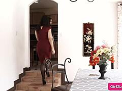 Dans un moment tendre, la jolie ado 18+ Gia Paige se fait séduire par son amie mature Mindi Mink en baiser lesbien brunette