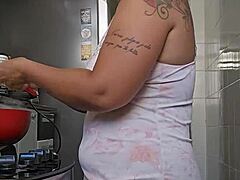 Großtitten-Babe zeigt athletisches Solo in Sportkleidung