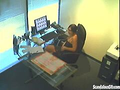 v pisarni kolegica ujeta na skriti kameri med masturbacijo sama z očali in majhnimi sisi