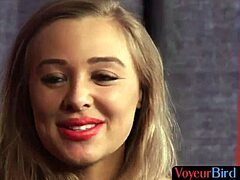 Whoa, denna lystna brittiska blond i lingerie och strumpor retar genom att riva kläder för onani