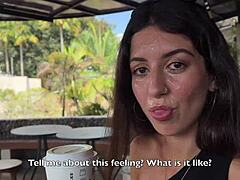 Den söta tjejen jag plockade upp på gatan gav avsugning i offentlig parktoalett. Sen ansiktsspott promenad med sperma i Starbucks-kaffe