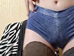 mistress elza kom gets her ass worshiped by curvy goddess in heels 😍