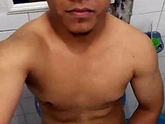 Amateur teen masturbates to cumshot in raw sex scene