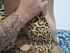 tô com muito tesão, vem aqui gozar nos meus peitos e axilas 😏