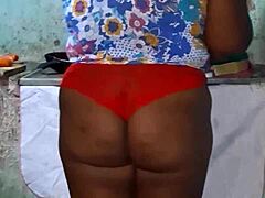 i'm that crente safada in the kitchen, showing off my big ass