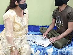 Индийска студентка се навежда от тарки учител в мръсен догистайл. Ясният хинди аудио разкрива всичко.