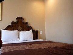 Whoa, poglej to vročo hotelsko skrito kamero, ki špijonira vročo akcijo! 😏🔥