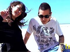 Brune française chevauche anal en extérieur en haute définition