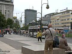 Gepiercete blonde kut geboord in openbare scène.