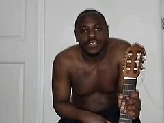 Continuing singing and dancing for free in this performance