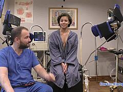 Dr. Tampa latex kesztyűben veszi Rebel Wyattet misszionárius szopásra és nagy seggbaszásra a színfalak mögött