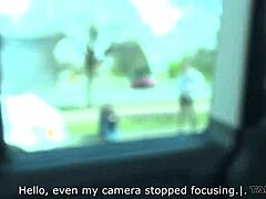 Lehká přesvědčená brunetka skočila do cizí dodávky. Šoustala jako blázen venku s výstřikem.