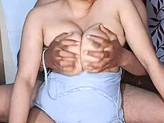 Sleduj desi roztomilou s velkými prsama Alisha Bhabhi ukazující mokrou kundu!