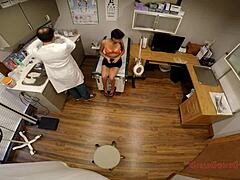 hej, podívej se na povinnou prohlídku pro roztomilou novou studentku s malými 18+ prsama od doktora tampa na univerzitní nemocnici 😏