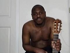 Continuing singing and dancing for free in this performance