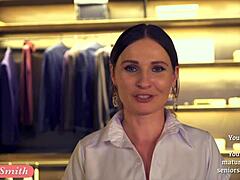 Min nære venninne Jeny Smith flørter med en fyr mens hun prøver klær i butikken