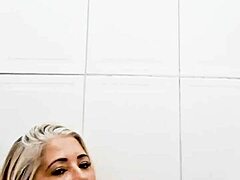 Amateur Milf Slut Naked in Bathroom Enfiando Consolo Toy into Buceta Backstage