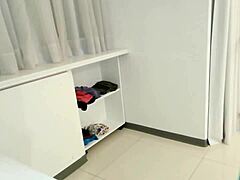 Schoonmaakmeisje ontmoet perverse vent die hunkert naar grote kont Latina voor wilde lul actie