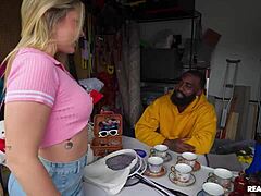 أوه، من أجل حب الهراء، مثل ملوك الواقع مع مص زب رياضي وعمق في الحلق والوجه