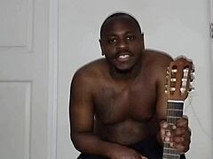 Continuing singing and dancing for free in this performance