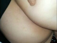 Mladá panna dostává creampie při prvním prdelním prcání