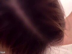 Mă simt atât de excitată întâlnind acest tânăr 18+ pentru sex în aer liber la hotel cu prietena mea într-un trio public în poziția cățelușului